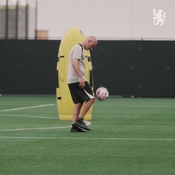 The footwork is still the same! Chelsea posted video of coach Maresca s ball-sliding in training class