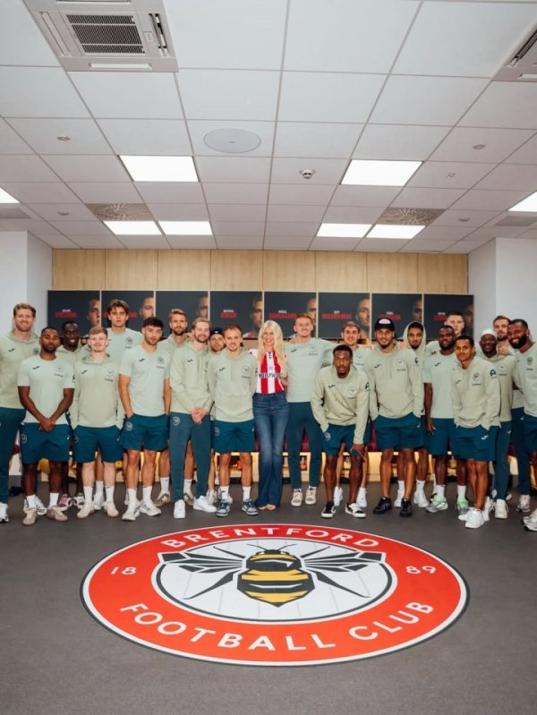 54-year-old supermodel wore a Brentford jersey and watched the game on the spot. Her husband is a small shareholder of the club