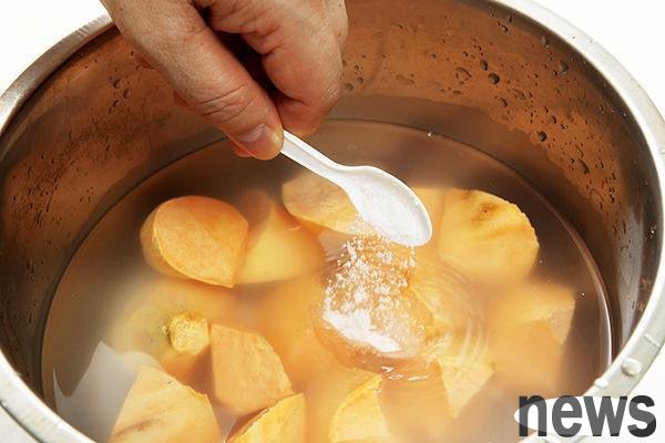 地瓜用鹽水浸泡，防止氧化變黑。
<br />圖片來源／台灣好食材(王正毅) 