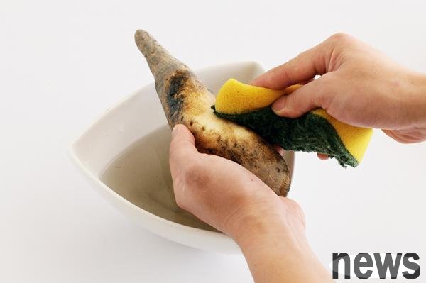 將要煮的地瓜用菜瓜布刷洗乾淨,可連皮一起烹調、食用。